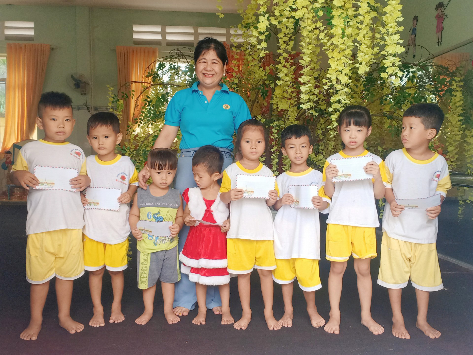Trao học bổng cho trẻ em có hoàn cảnh đặc biệt khó khăn