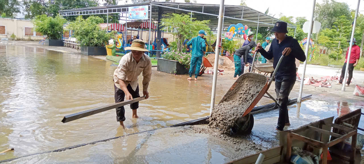 Xã hội hóa nâng cấp góc thư viện và tạo lối đi trên sân trường bị ngập úng