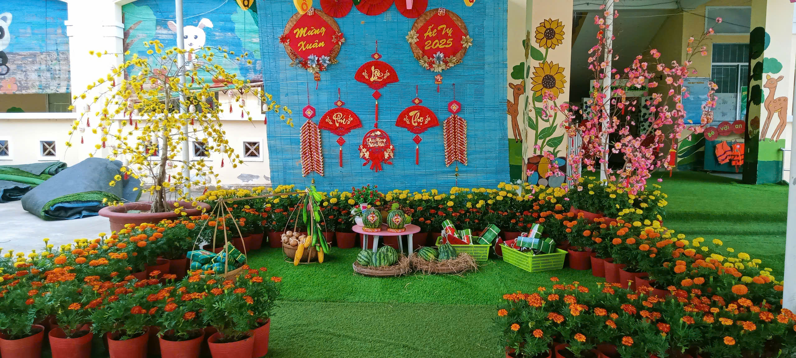 Rộn ràng Tết Nguyên Đán Ất Tỵ, bé vui đến trường trong ngày xuân rực rỡ